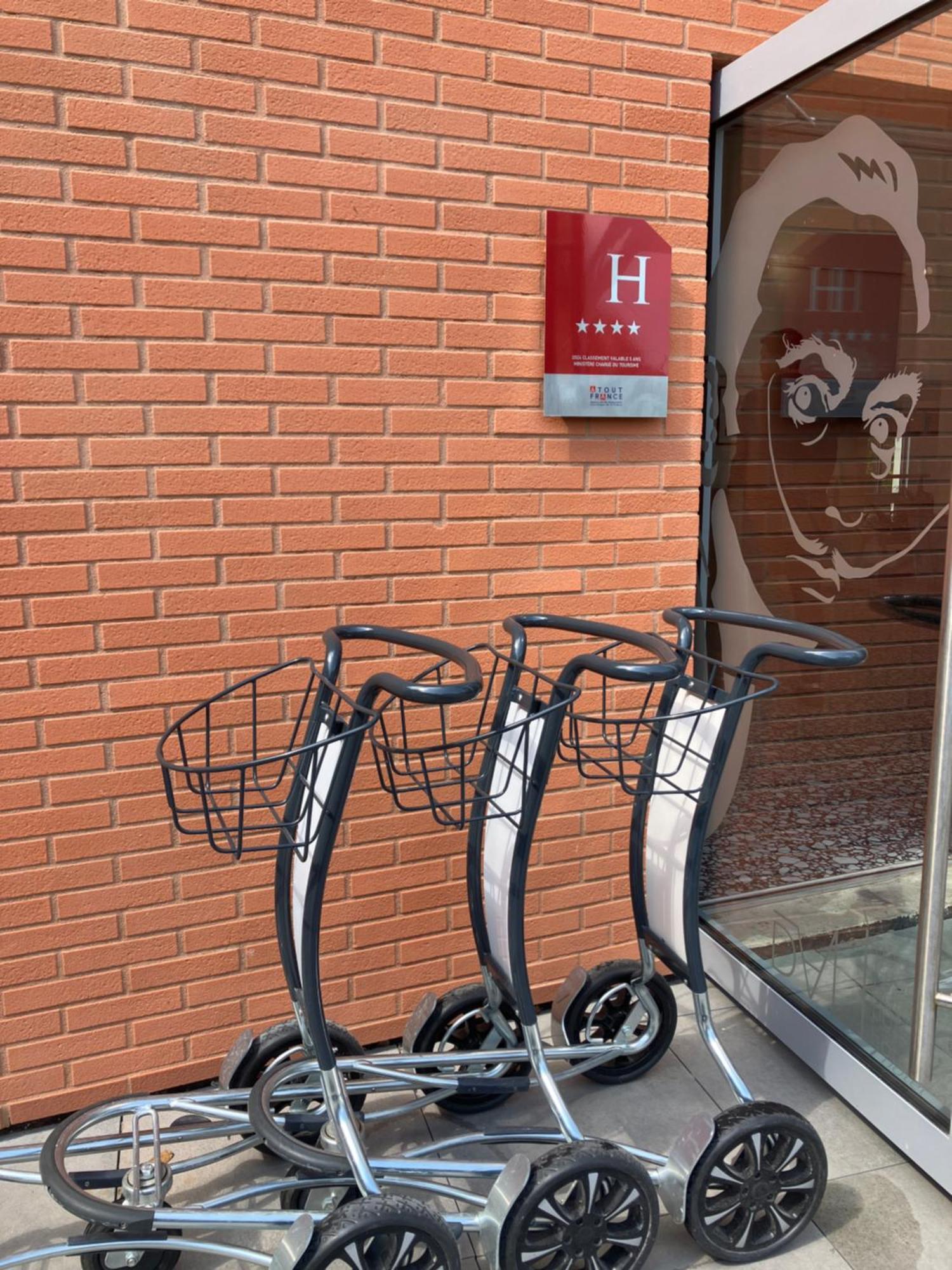 Dali Hotel モントーバン エクステリア 写真