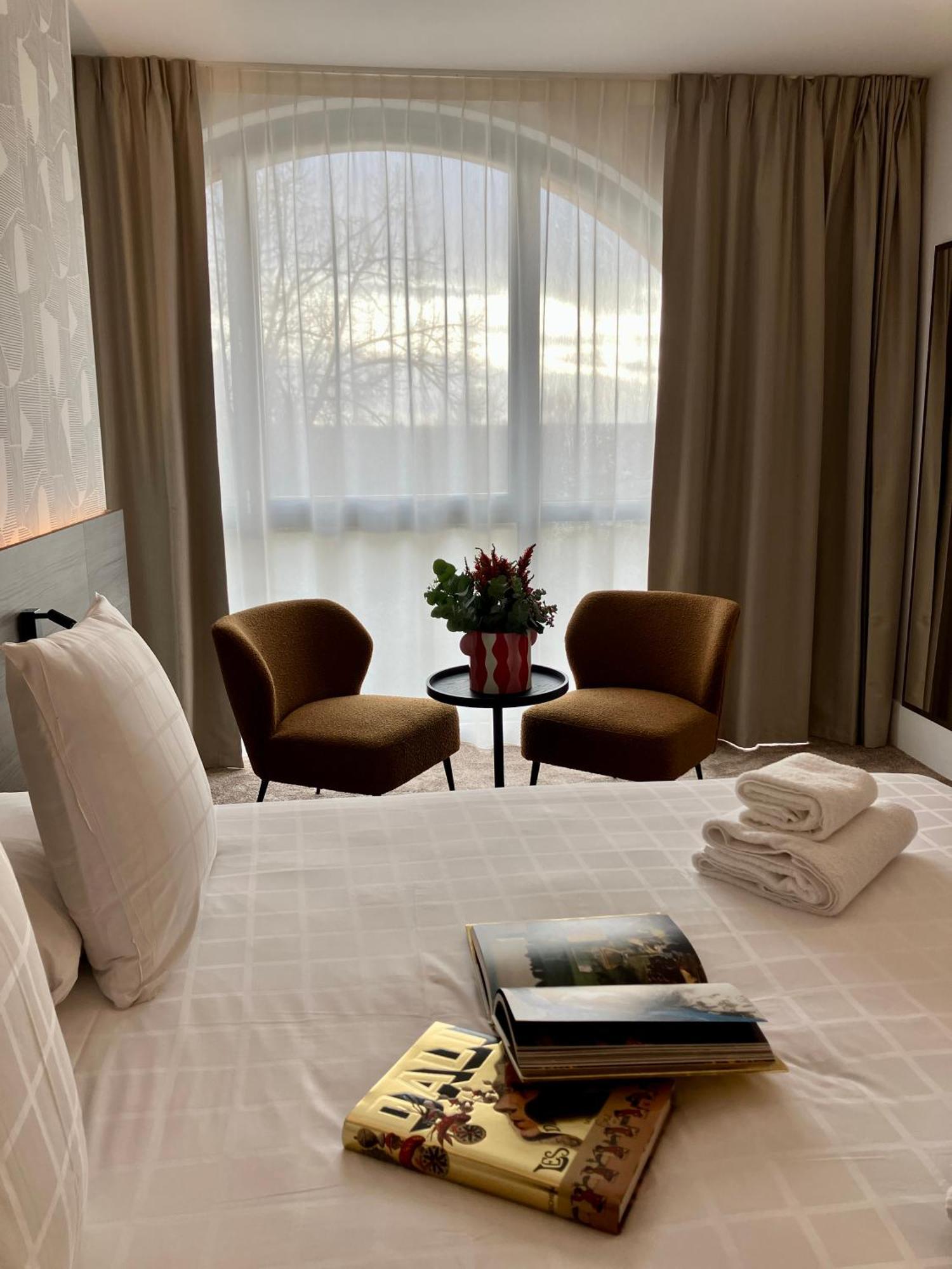 Dali Hotel モントーバン エクステリア 写真